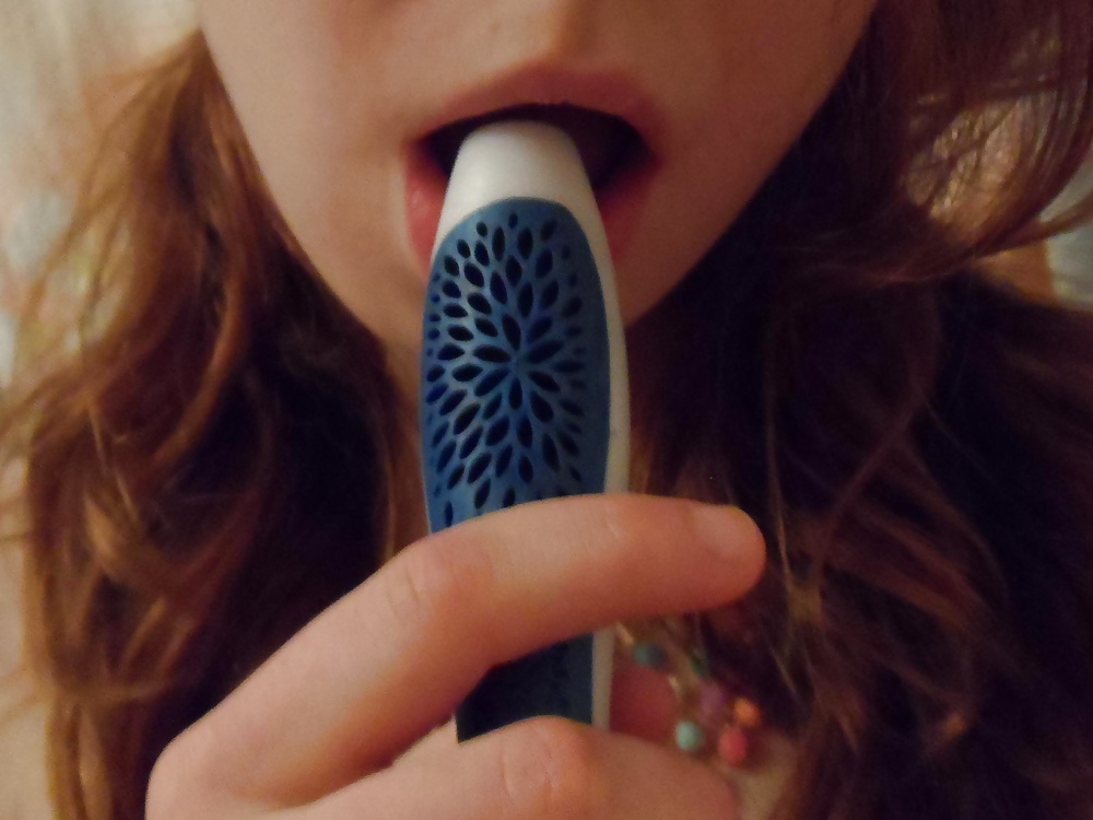 Teen Mädchen mit ihren Zungen lecken Vibrator - Bild 6